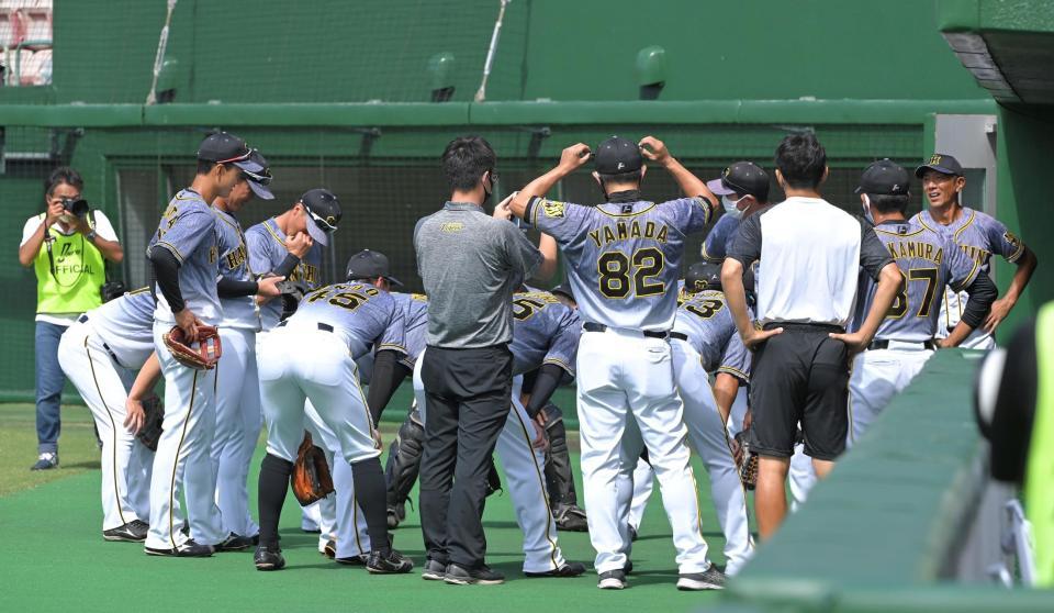 　試合前、円陣を組む阪神ナイン（撮影・高部洋祐）