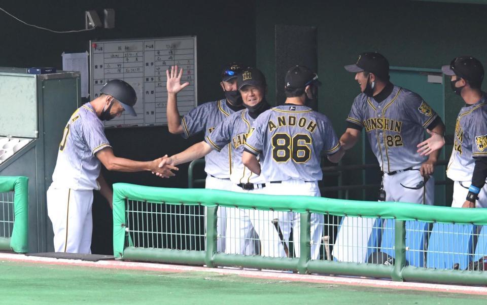 ロッテに勝利し、首脳陣と喜ぶ平田２軍監督（中央）＝撮影・北村雅宏