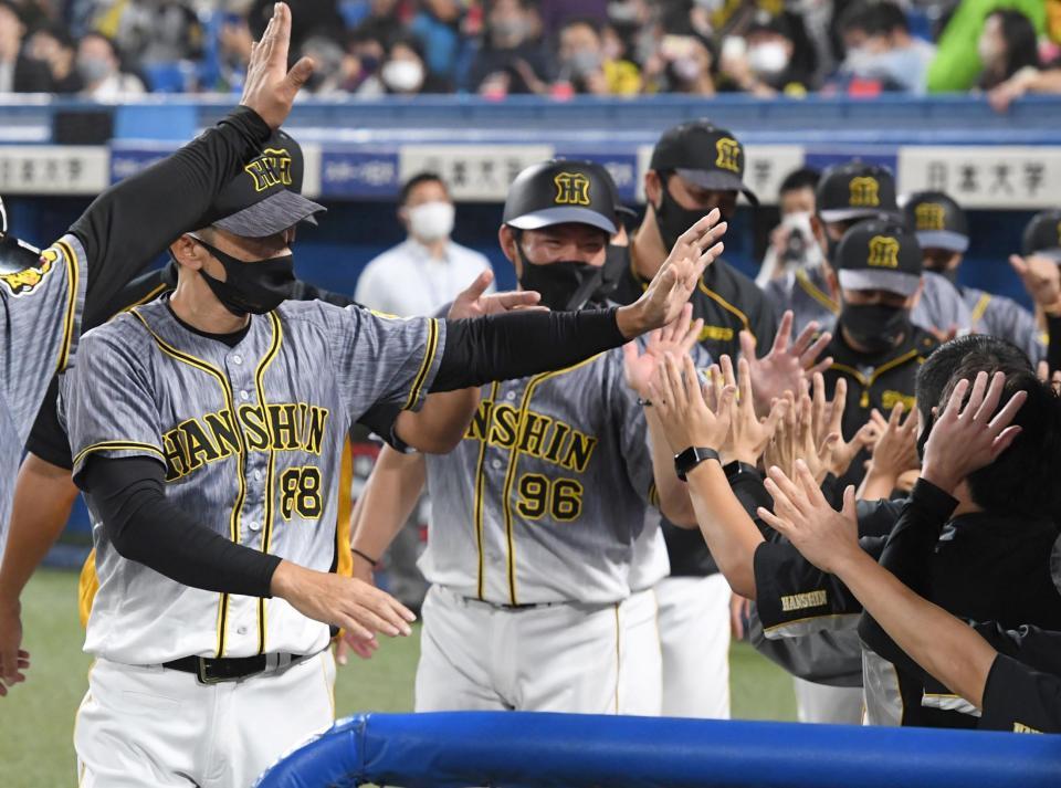 　ナインと勝利のタッチを交わす矢野監督ら（撮影・飯室逸平）