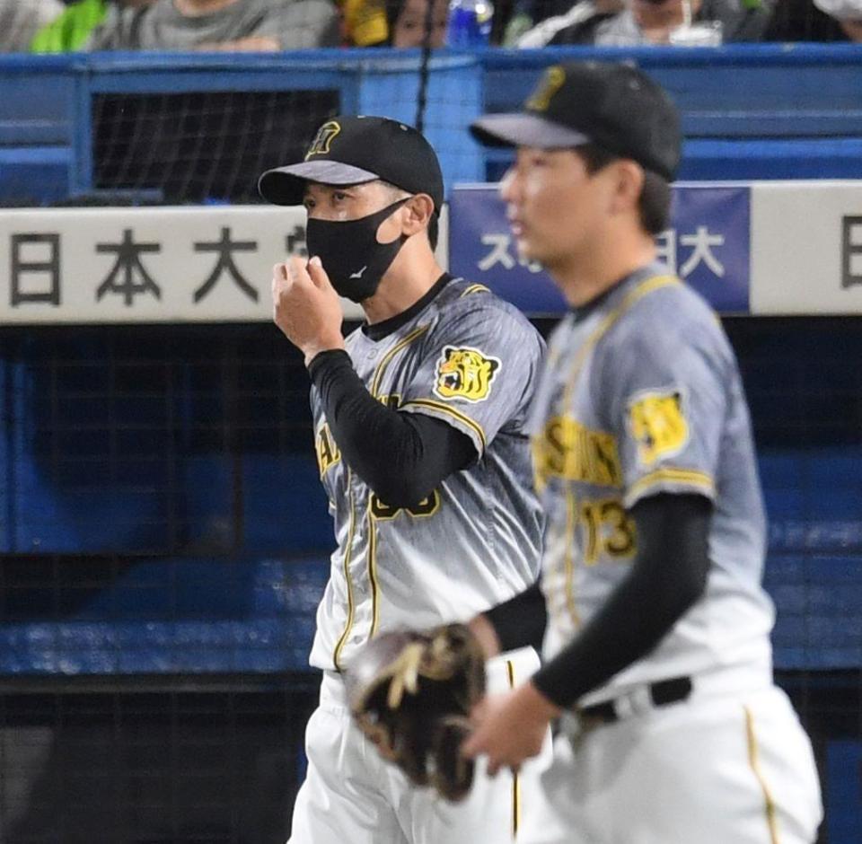 　８回、回またぎで岩崎（手前）をマウンドへ行かせる矢野監督（撮影・田中太一）