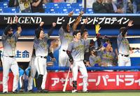 ７回、勝ち越し二塁打を放った島田に向かってガッツポーズする阪神ナイン（撮影・西岡正）