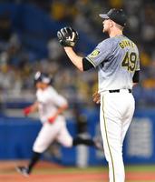 ３回、青木（左）にソロを浴びるガンケル（撮影・西岡正）