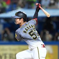 ４回、中前に同点タイムリーを放つ中野（撮影・飯室逸平）