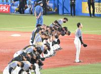試合後に右翼席のファンにあいさつをする矢野監督（最後方）ら阪神ナイン（撮影・堀内翔）