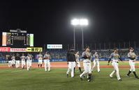 ファンへもあいさつを終え、ベンチへ戻る阪神ナイン（撮影・飯室逸平）