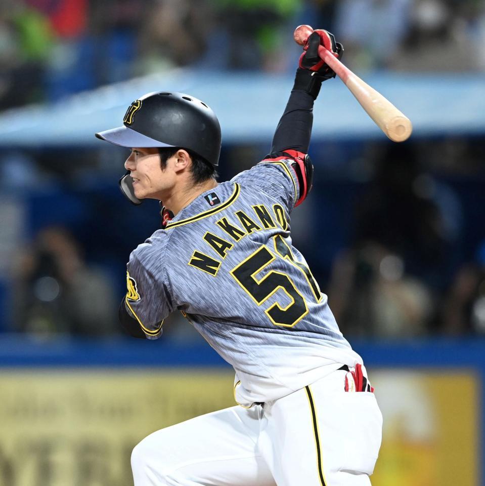 ４回、中前に同点タイムリーを放つ中野（撮影・飯室逸平）
