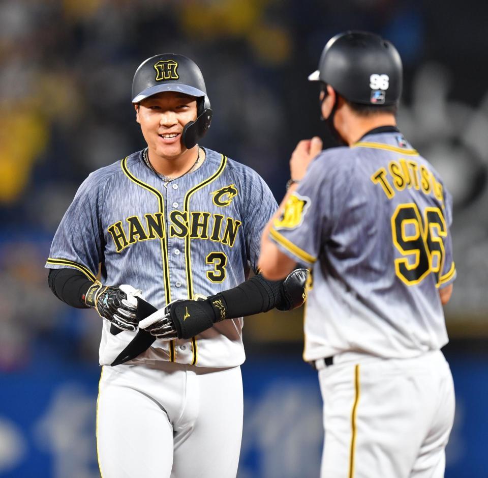 ４回、勝ち越しに成功し、笑顔を見せる大山（左）