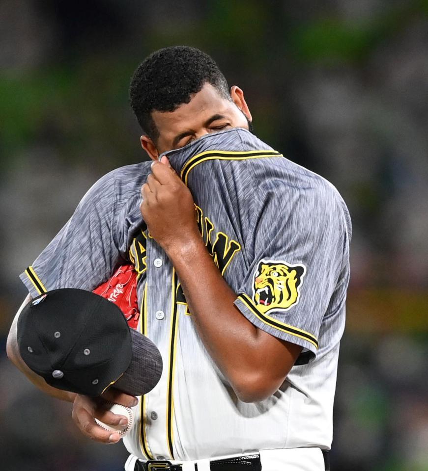 ６回、ユニホームで汗をぬぐう阪神・アルカンタラ＝神宮（撮影・飯室逸平）