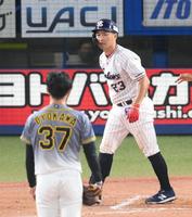 ５回、死球を受けて及川をにらみ付ける青木（撮影・堀内翔）