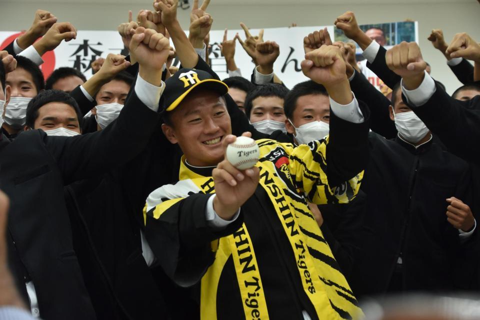 　阪神から１位指名を受けチームメートに祝福される高知・森木