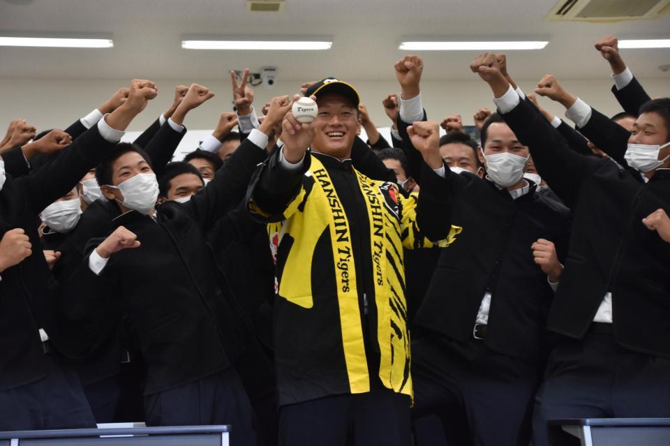 　阪神から１位指名を受けチームメートに祝福される高知・森木