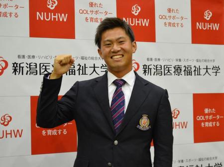 　阪神から３位指名を受け、笑顔を見せる新潟医療福祉大・桐敷（提供：新潟医療福祉大学）