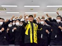 　“ラパンパラ”でチームメートに祝福される森木（撮影・鳥井裕二）