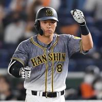 ２回、右前へ安打を放った佐藤輝はポーズを決める（撮影・田中太一）