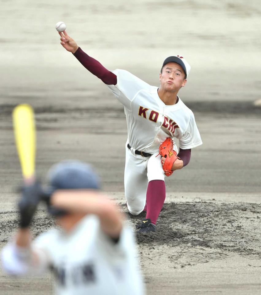 　阪神から１位指名を受けた高知・森木