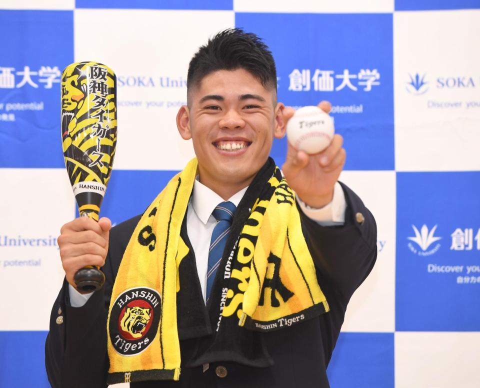 　阪神から２位で指名され笑顔の創価大・鈴木勇斗（撮影・金田祐二）