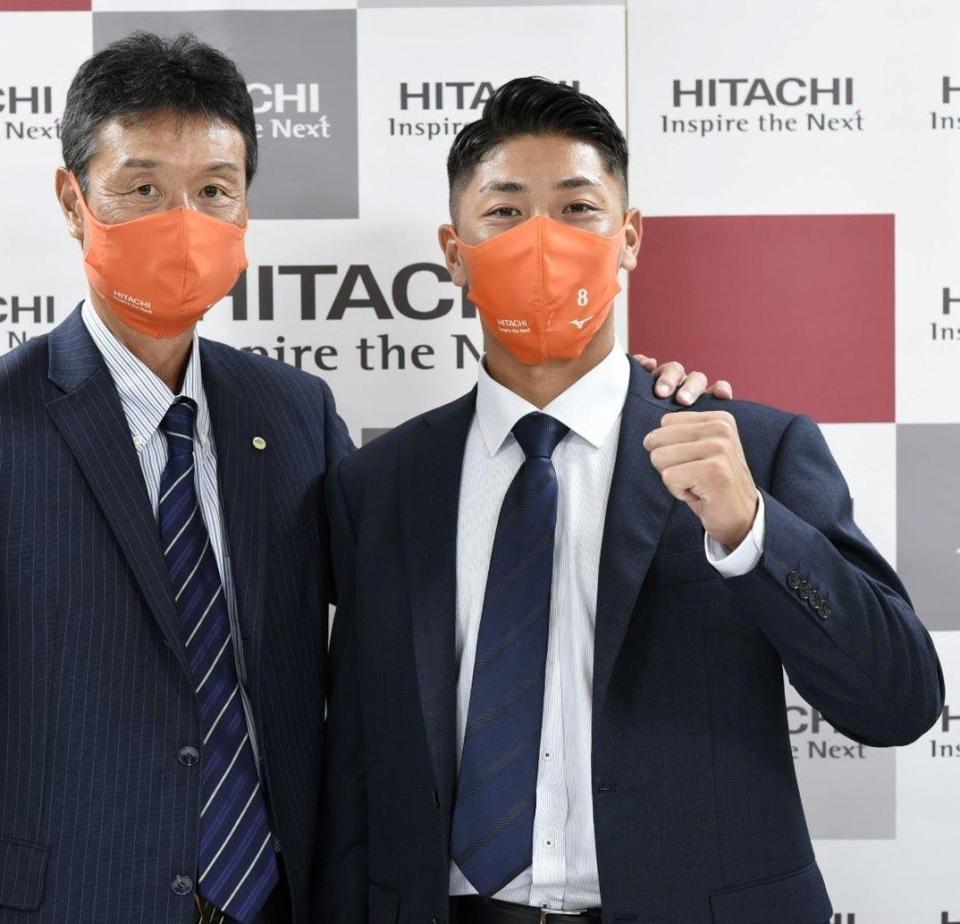 和久井監督（左）から祝福される日立製作所・豊田（日立製作所提供）