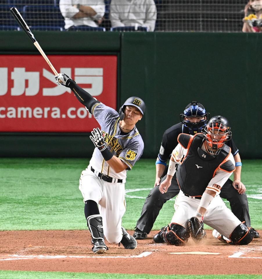 ６回、空振り三振に倒れる佐藤輝