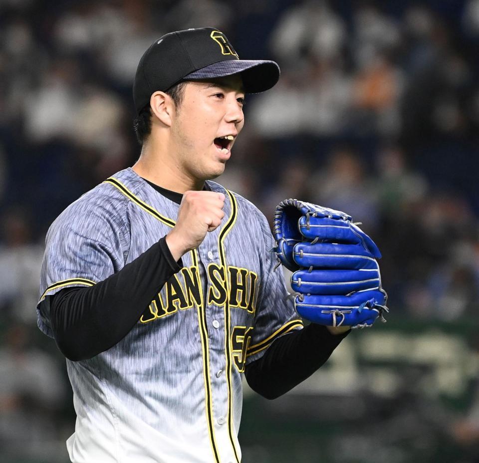 ７回、坂本を打ち取った青柳はガッツポーズ（撮影・田中太一）