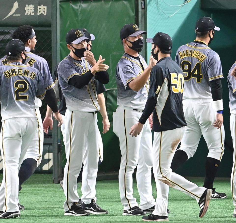 　青柳らを出迎える矢野監督（撮影・飯室逸平）