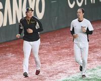 　青柳（右）と外野のポール間をランニングする大山（撮影・飯室逸平）