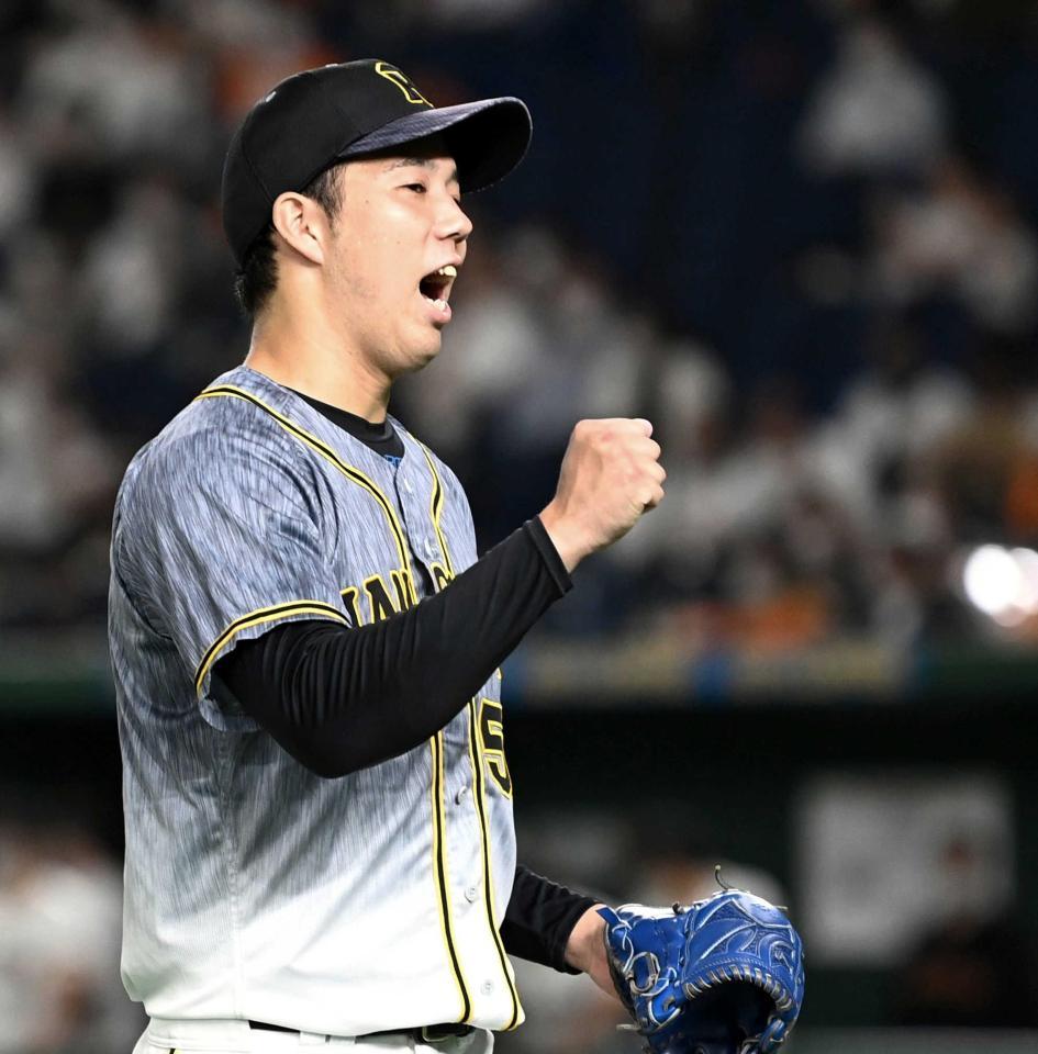 　７回、坂本を打ち取りガッツポーズする青柳（撮影・田中太一）