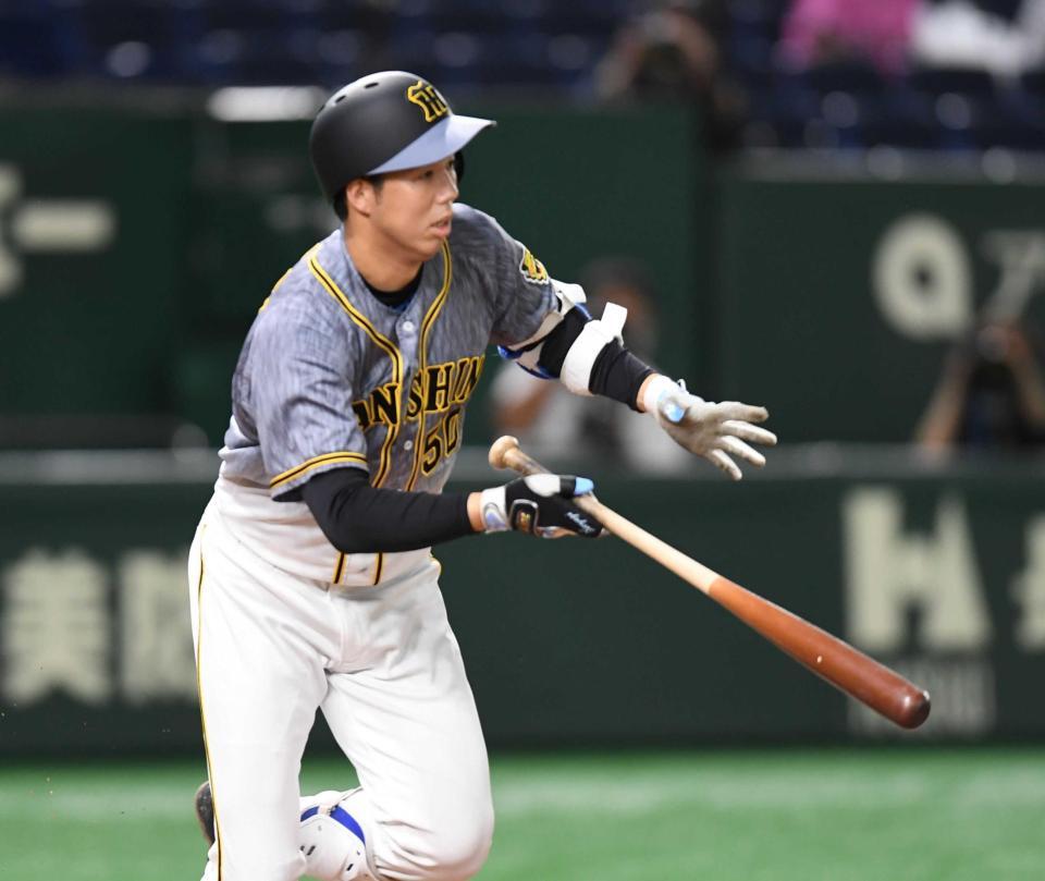 　２回、右前打を放つ青柳（撮影・金田祐二）