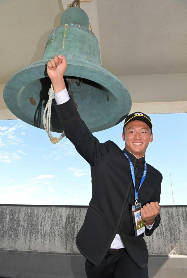 　学校のシンボル「世界の鐘」の手綱を引き、プロ入りへの気合を見せる高知・森木（撮影・高部洋祐）