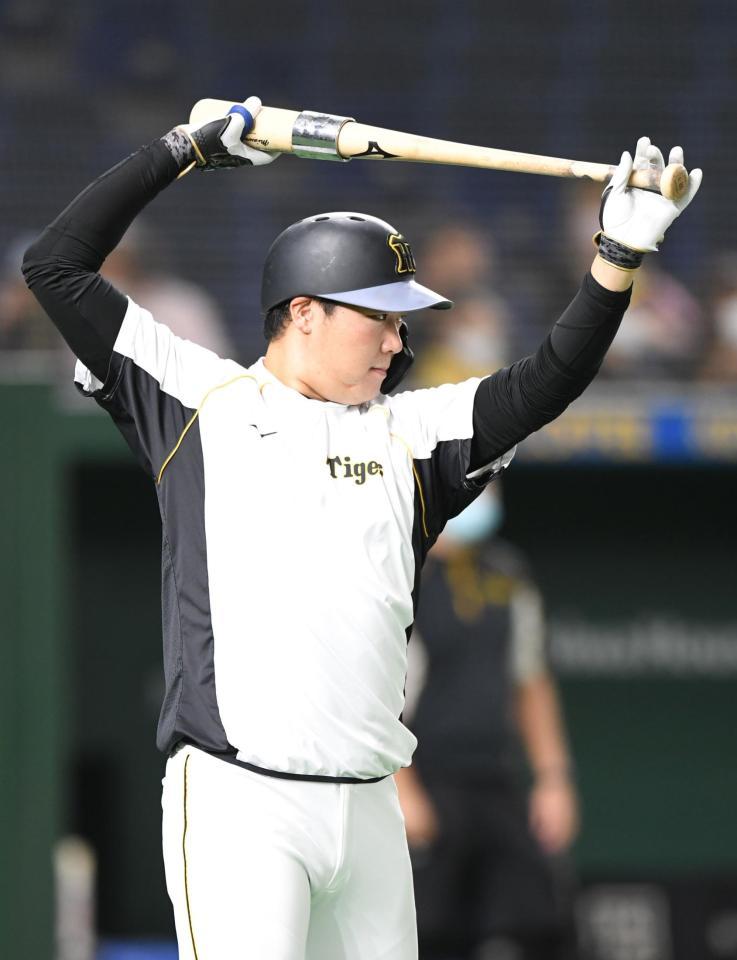 打撃練習する大山（撮影・金田祐二）