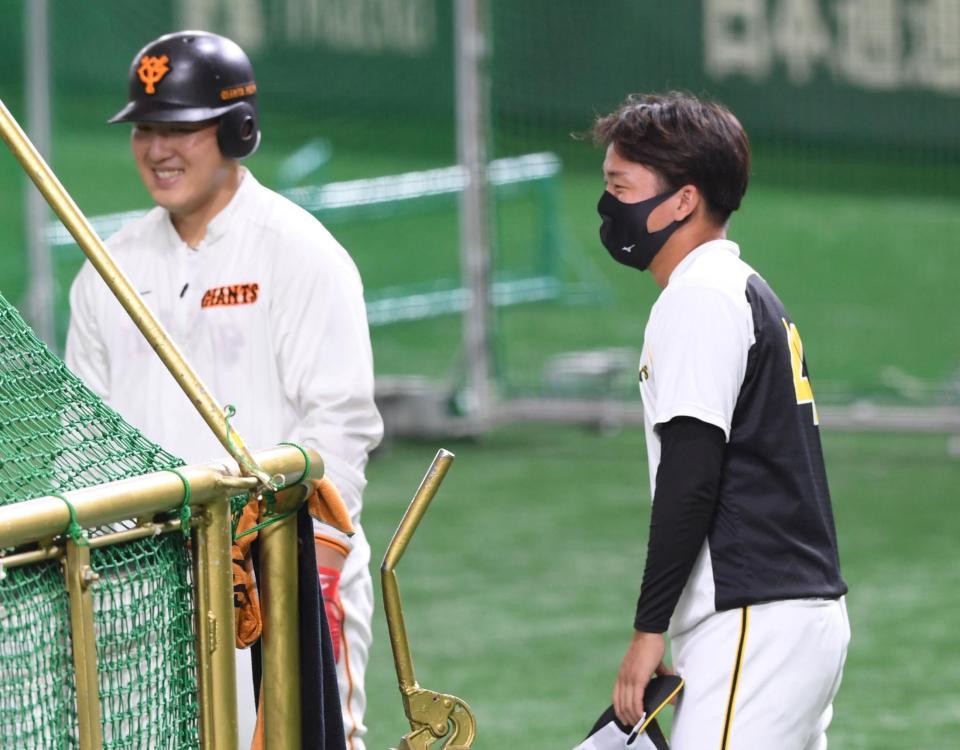 １軍に合流した村上（右）は岡本和と談笑する（撮影・田中太一）