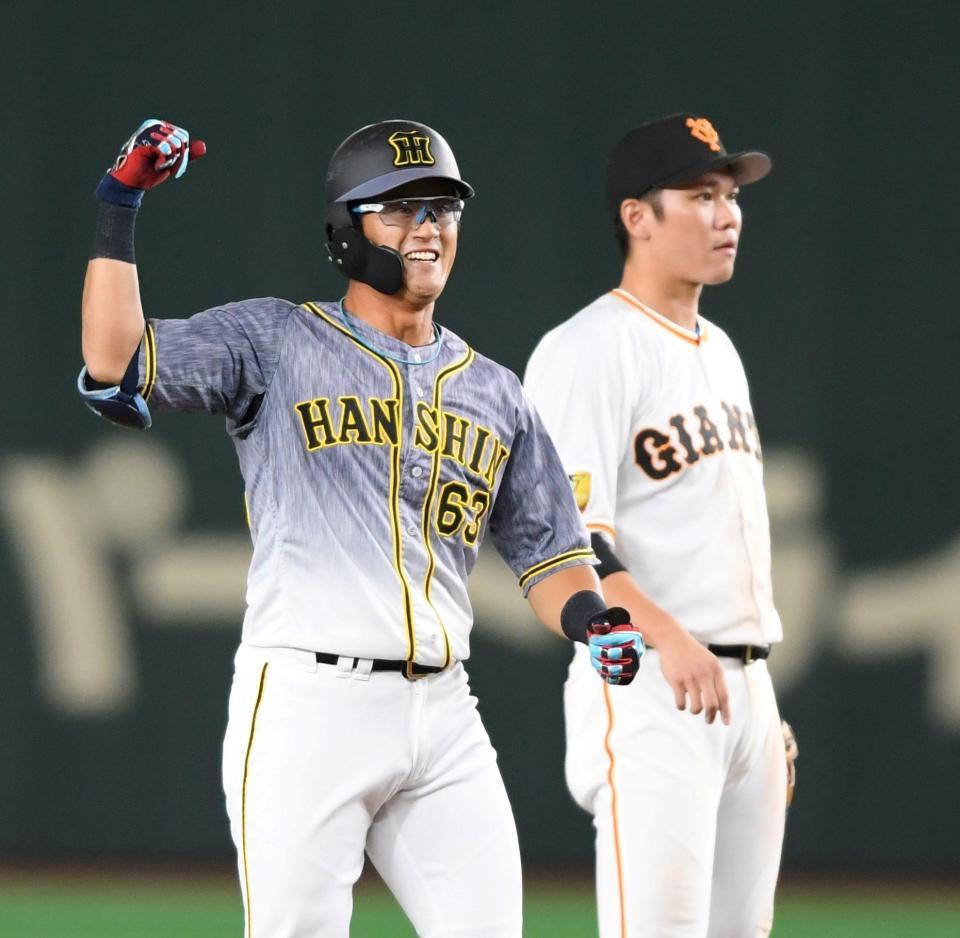 ９回、勝ち越し適時打を放った板山はガッツポーズ（撮影・田中太一）