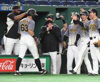 　９回、木浪の２点二塁打で生還した板山を迎える高橋ら阪神ナイン