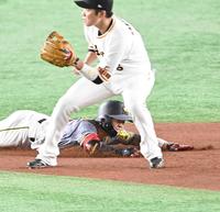 　４回、チーム初安打となる二塁打を放ち、気迫のヘッド　スライディングをみせる中野（撮影・飯室逸平）