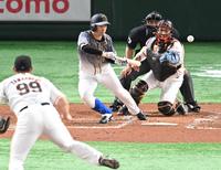 ４回、セーフティバントを決める近本（撮影・飯室逸平）