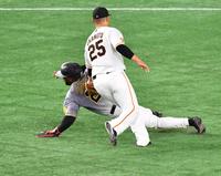 ５回、打者・高橋の時に飛び出し二、三塁間でアウトになるロハス（野手・岡本）＝撮影・西岡正