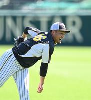 　キャッチボールする秋山（撮影・山口登）