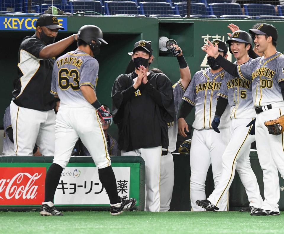 　９回、木浪の２点二塁打で生還した板山を迎える高橋ら阪神ナイン