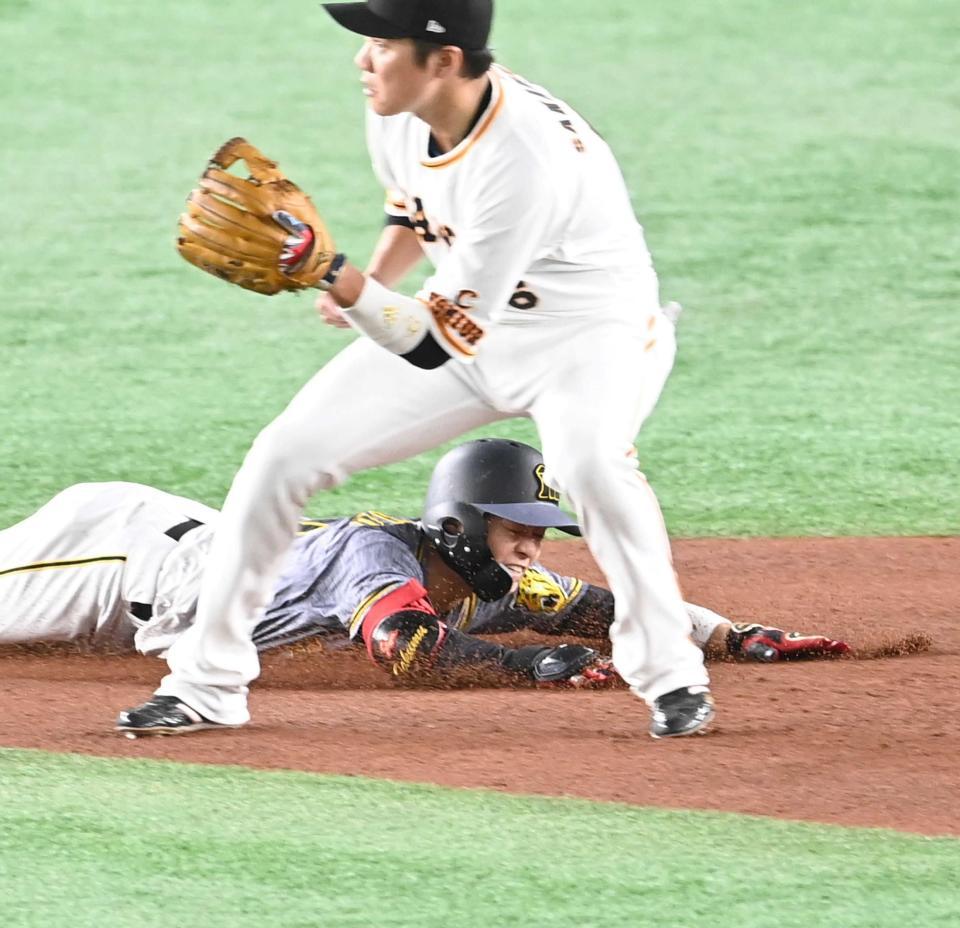 　４回、チーム初安打となる二塁打を放ち、気迫のヘッド　スライディングをみせる中野（撮影・飯室逸平）