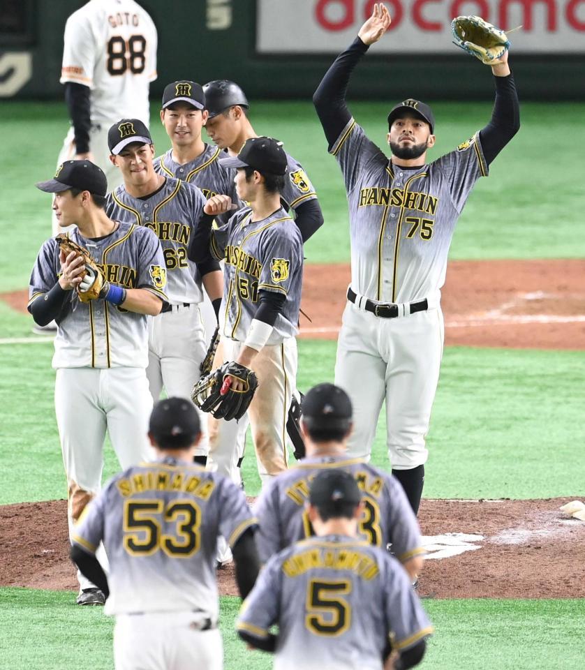 　勝利を喜ぶスアレス（右）ら阪神ナイン