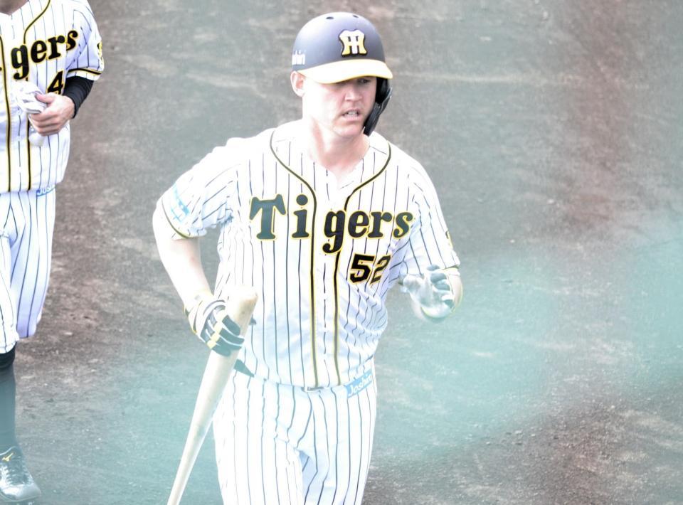 　２回にフェニックス１号２ランを放ち、ナインに迎えられるサンズ