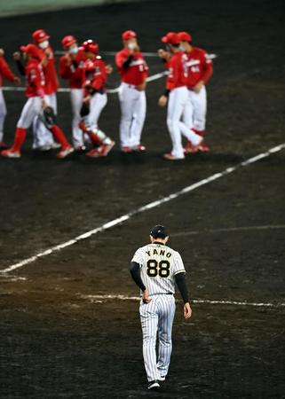 広島に敗れ、矢野監督は足取り重くあいさつに向かう（撮影・山口登）