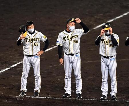 広島に敗れ、厳しい表情であいさつする矢野監督（左）＝撮影・山口登