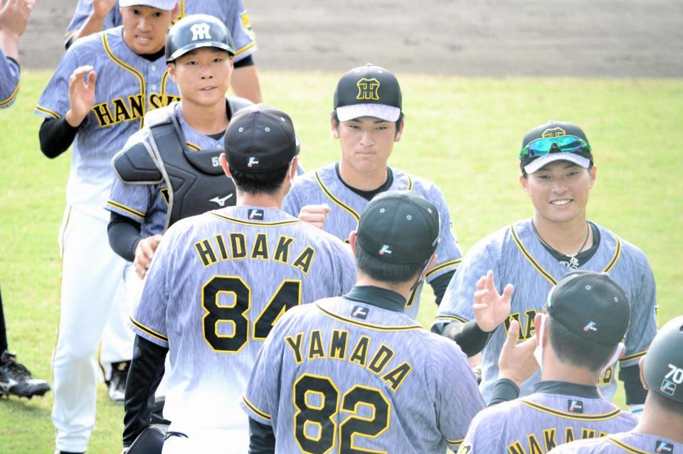 自身の決勝打で試合に勝利し、ナインとハイタッチを交わす高寺