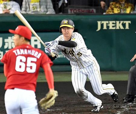 　３回、右前へ安打を放つ近本（撮影・田中太一）