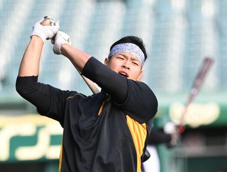 　打撃練習する佐藤輝（撮影・飯室逸平）