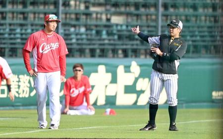 　試合前、鈴木誠（左）と話す梅野（撮影・飯室逸平）