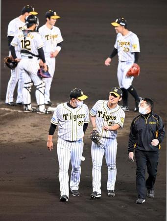 　７回、伊藤将は坂倉の打球が当たりベンチに戻る（撮影・山口登）