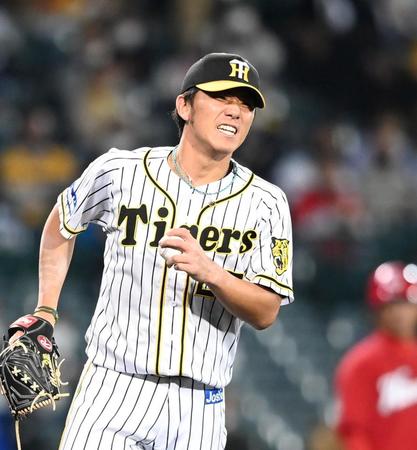 　７回、坂倉の打球が直撃するも痛みに耐える伊藤将（撮影・飯室逸平）