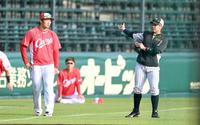 　試合前、鈴木誠（左）と話す梅野（撮影・飯室逸平）