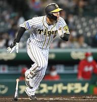 　３回、右中間を破る二塁打を放つ佐藤輝（撮影・飯室逸平）